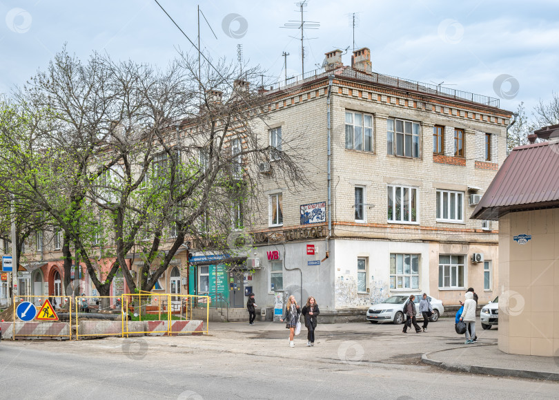Скачать Угловой трехэтажный жилой дом советской постройки на городской улице. С вывеской ВБ и наконец Банк фотосток Ozero