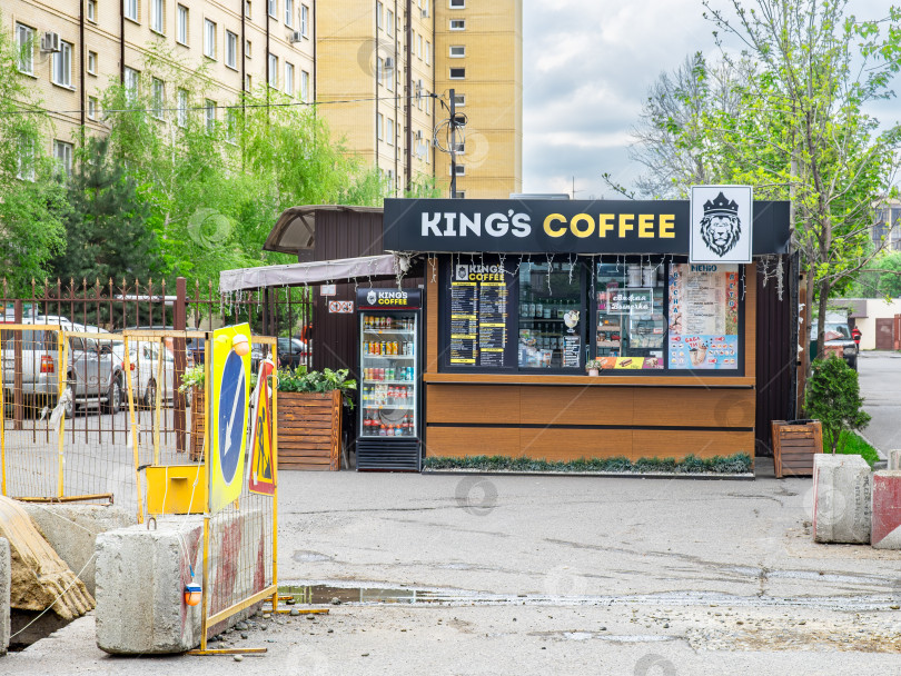 Скачать Кофейный киоск King's Coffee - это кофе для домашних животных. Рядом - дорожные работы фотосток Ozero