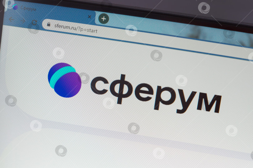 Скачать Саратов, Россия - 01 мая 2025 года. Экран ноутбука с открытым сайтом Сферум ру фотосток Ozero