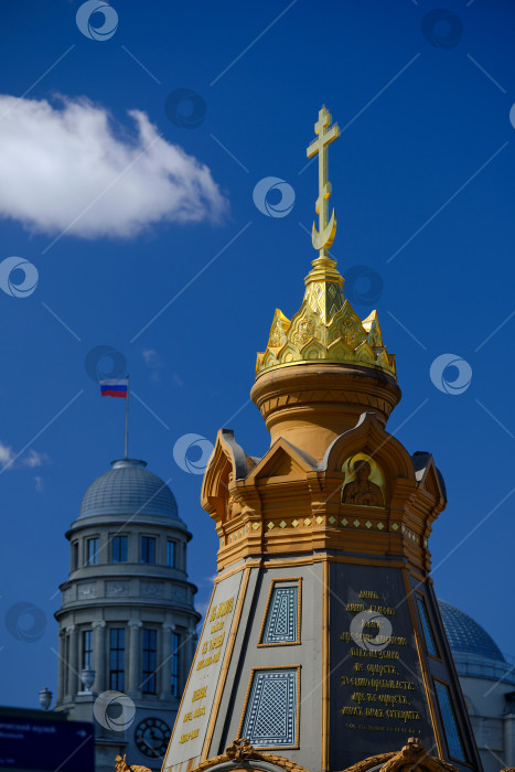 Скачать Москва. Памятник-часовня Героям Плевны и флаг на доме Северного страхового общества. фотосток Ozero