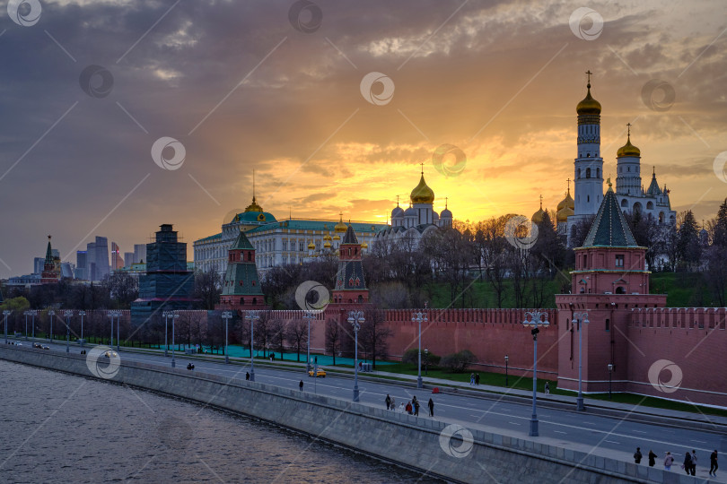 Скачать Москва. Закат солнца и Московский Кремль. фотосток Ozero
