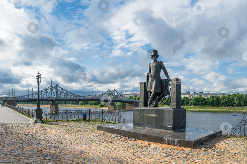 Скачать Тверь, Россия. Памятник А. С. Пушкину на набережной реки Волга. фотосток Ozero