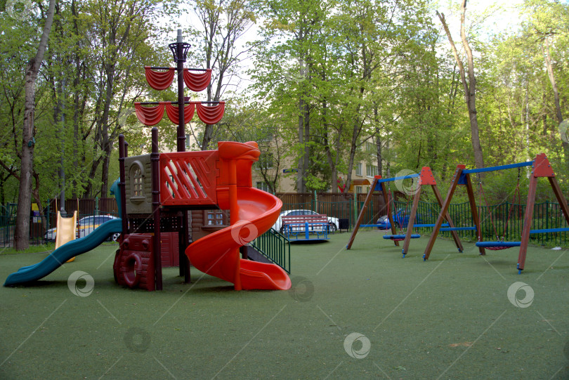 Скачать фото детской площадки с горкой и качелями фотосток Ozero