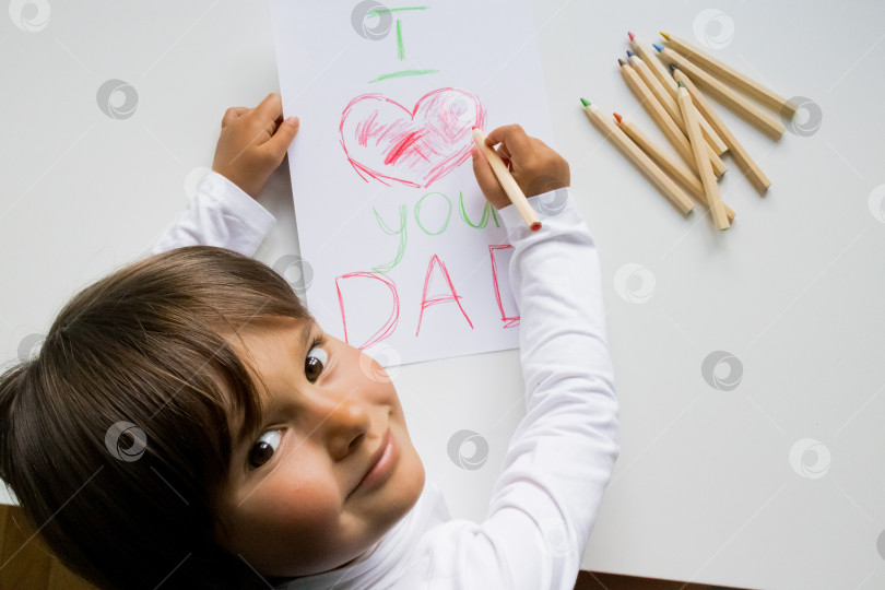 Скачать Улыбающийся кавказский ребенок раскрашивает сердечное послание ко дню отца фотосток Ozero