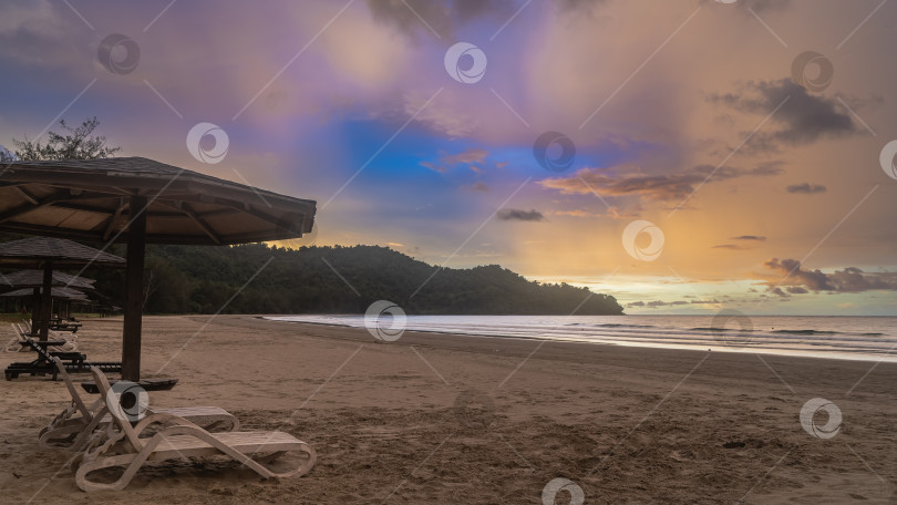 Скачать Прекрасный спокойный закат над океаном. фотосток Ozero