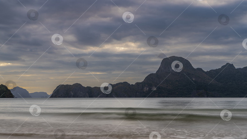 Скачать Пейзаж на берегу океана после захода солнца. фотосток Ozero