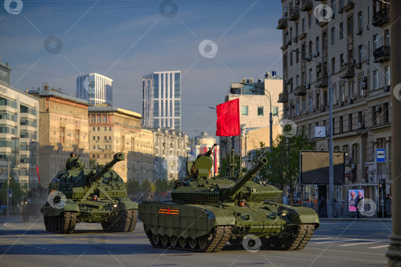 Скачать Москва. Военная техника едет по Садовому кольцу на репетицию парада Победы фотосток Ozero