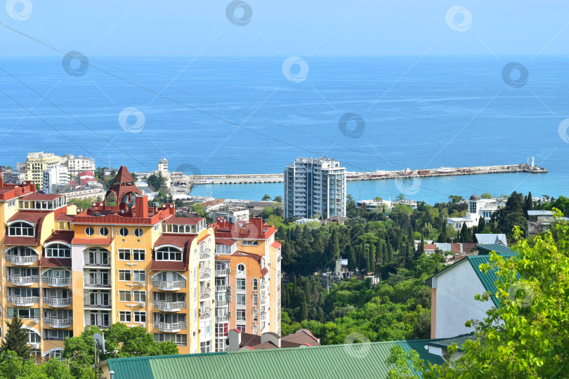 Скачать Вид на город и набережную г. Ялта фотосток Ozero