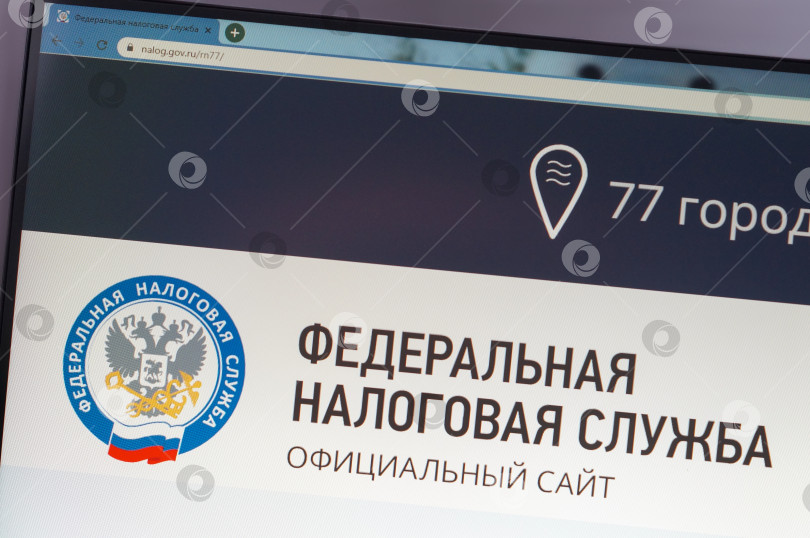 Скачать Саратов, Россия - 01 мая 2025 года. Федеральная служба по надзору в сфере связи - официальный сайт <url> nalog.gov.ru фотосток Ozero