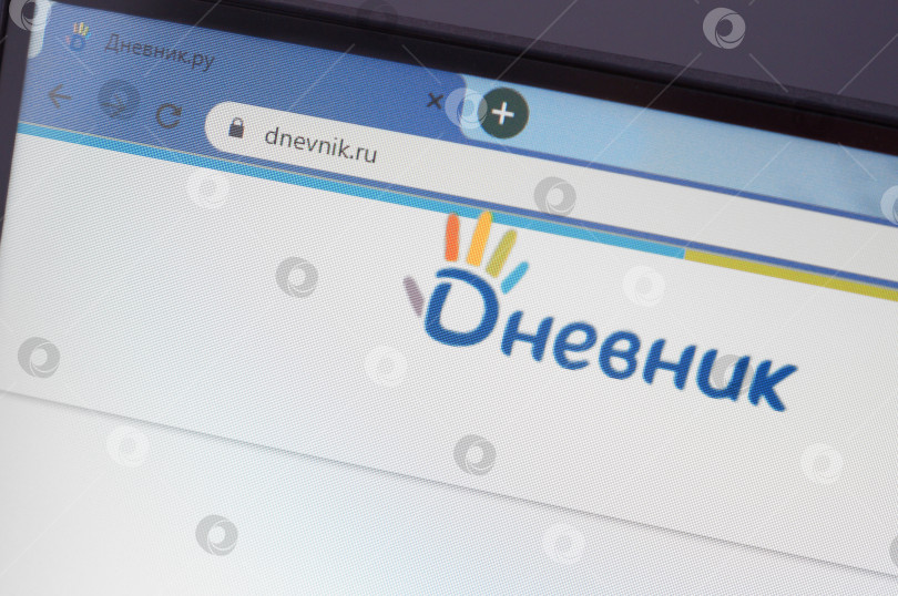 Скачать Саратов, Россия - 01 мая 2025 года. Открытый компьютер с открытым сайтом Дневника ру dnevnik.ru фотосток Ozero