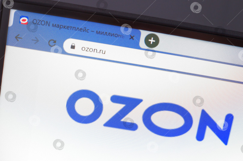 Скачать Саратов, Россия - 01 мая 2025 года. Скрытая камера открывает страницу сайта интернет-магазина Ozon фотосток Ozero