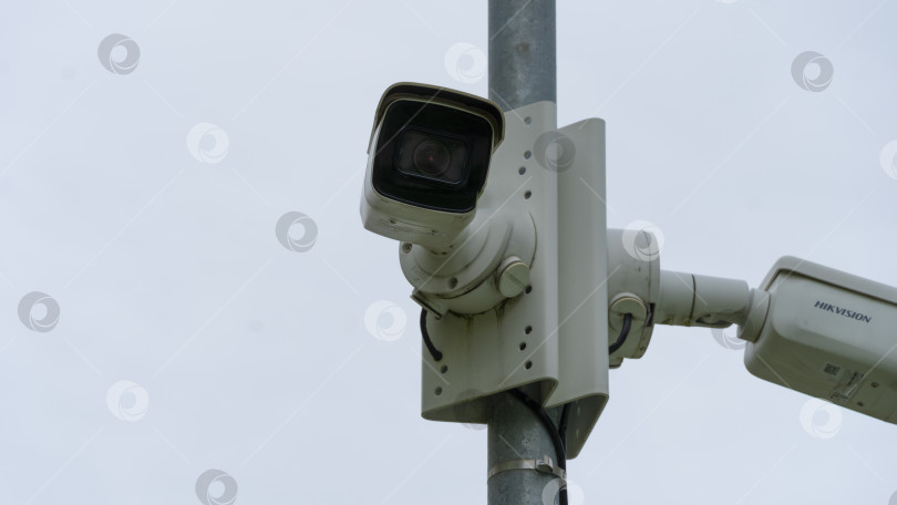 Скачать камера на уличном столбе, ведущая наблюдение за улицей фотосток Ozero