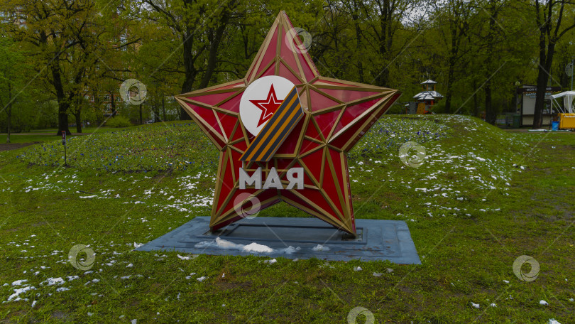 Скачать Звезда на Девятое мая на фоне поле с еле различимыми цветами фотосток Ozero