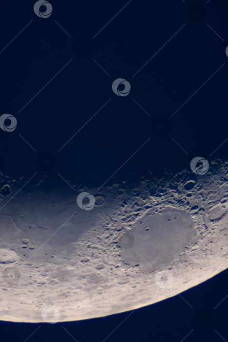 Скачать Полумесяц имеет большое дно кратера и затененный край фотосток Ozero