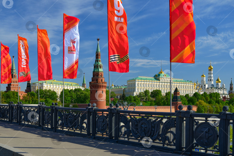 Скачать Москва, Россия. 3 мая 2025 года. Праздничные флаги к 9 Мая на Большом Каменном мосту и Кремль. фотосток Ozero