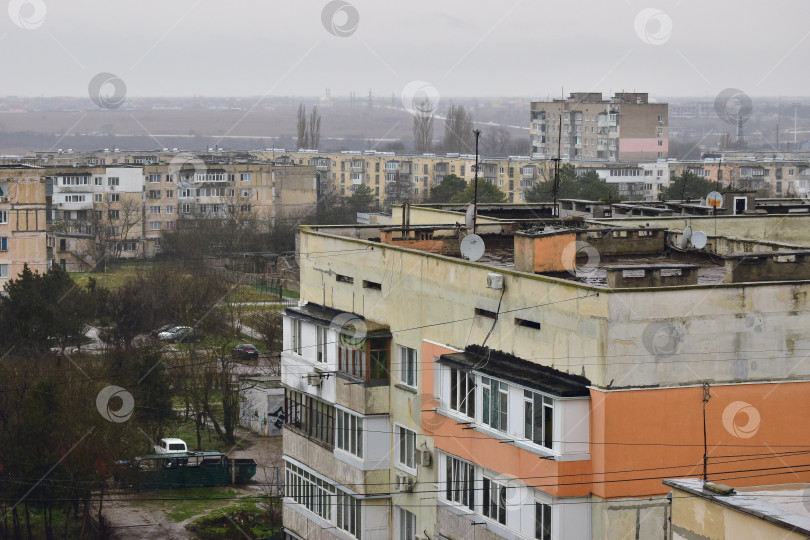 Скачать Жилые дома в дождливый день фотосток Ozero