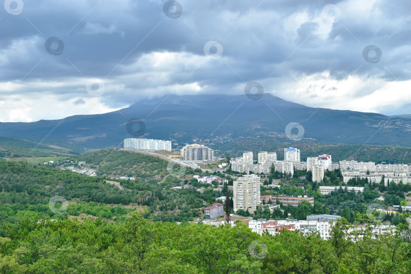 Скачать вид на г. Алушта и гору «Демерджи» фотосток Ozero