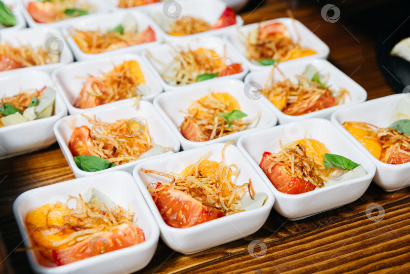 Скачать Мини-закуски из помидоров с хрустящей начинкой. фотосток Ozero