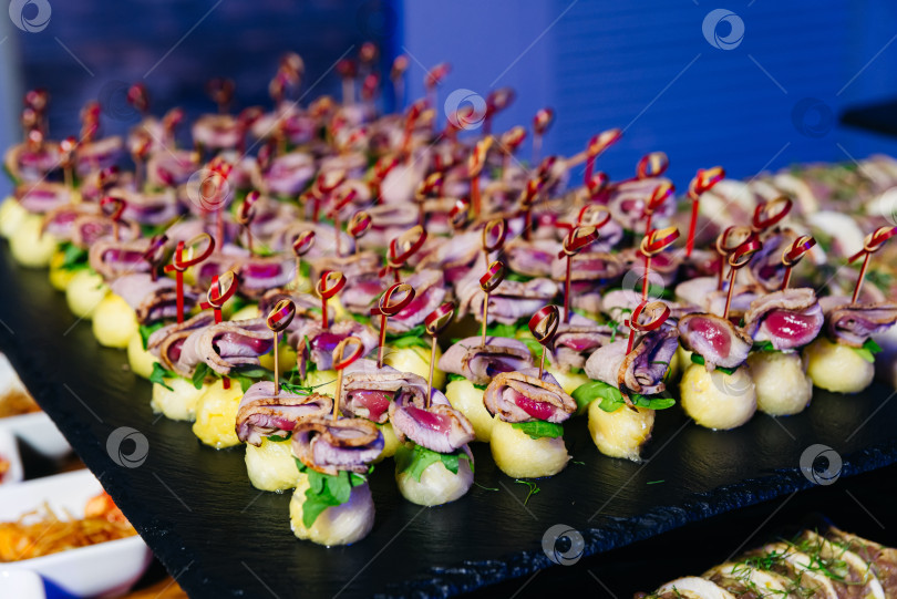 Скачать Мини-шашлык из говядины на основе картофельного пюре. фотосток Ozero