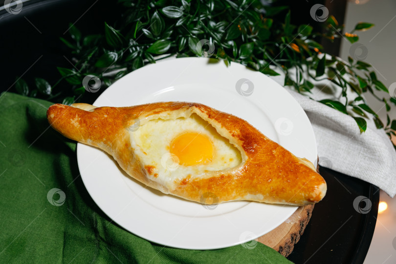 Скачать Грузинский хлеб-хачапури с яйцом и сыром. фотосток Ozero