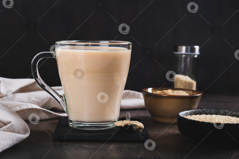Скачать Тахини латте с кунжутом, намазанный в чашке, на столе фотосток Ozero