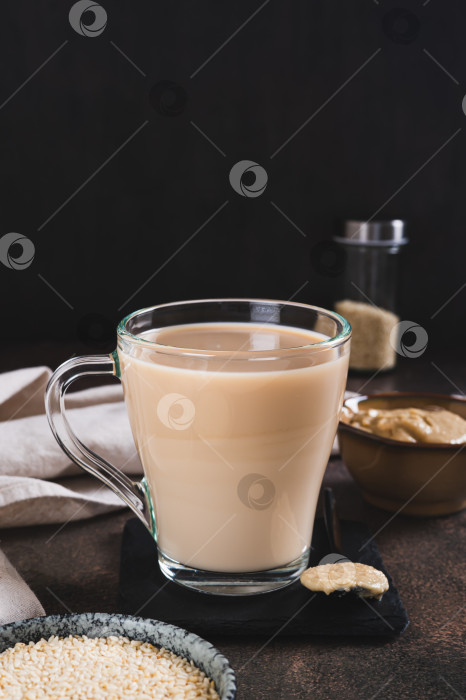 Скачать Латте тахини с кунжутом в чашке на столе, вид сверху фотосток Ozero