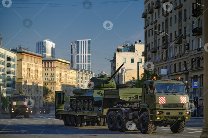 Скачать Москва. Военная техника едет по Садовому кольцу на репетицию парада Победы в честь 80-летия окончания Великой Отечественной войны. фотосток Ozero