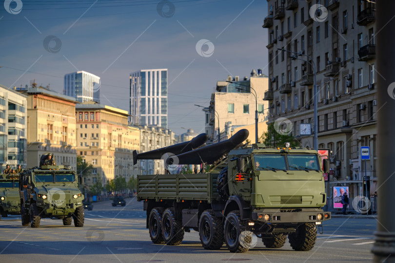 Скачать Москва. Военная техника едет по Садовому кольцу на репетицию парада Победы в честь 80-летия окончания Великой Отечественной войны. фотосток Ozero