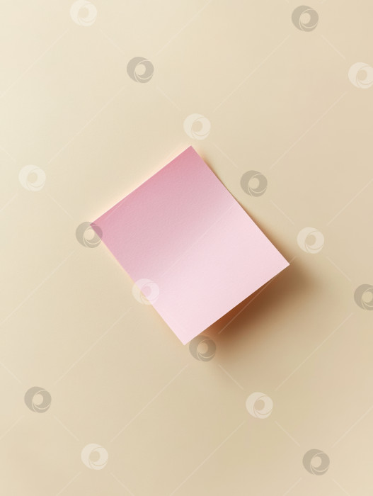 Скачать Минималистичное рабочее пространство с пастельно-розовой бумагой для креативного дизайна и организации фотосток Ozero