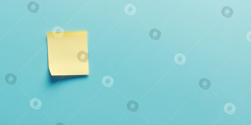 Скачать Минималистичный вид сверху вниз на пустую желтую заметку-стикер на синем фоне фотосток Ozero