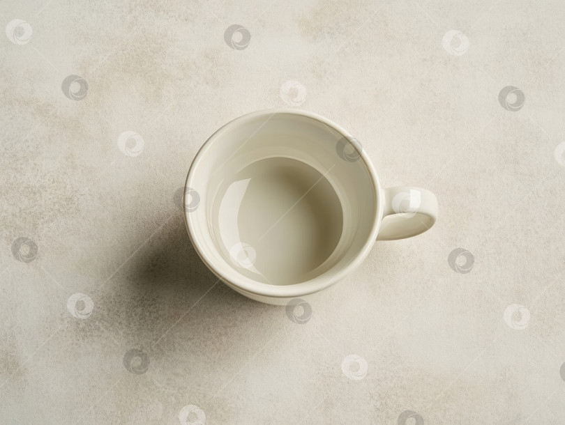 Скачать Минималистичный плоский вид сверху на белую чашку эспрессо на нейтральной поверхности фотосток Ozero