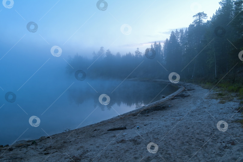 Скачать Утренний туман над рекой. фотосток Ozero