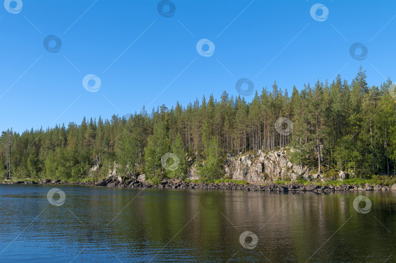 Скачать Высокий обрывистый берег реки, Карелия. фотосток Ozero