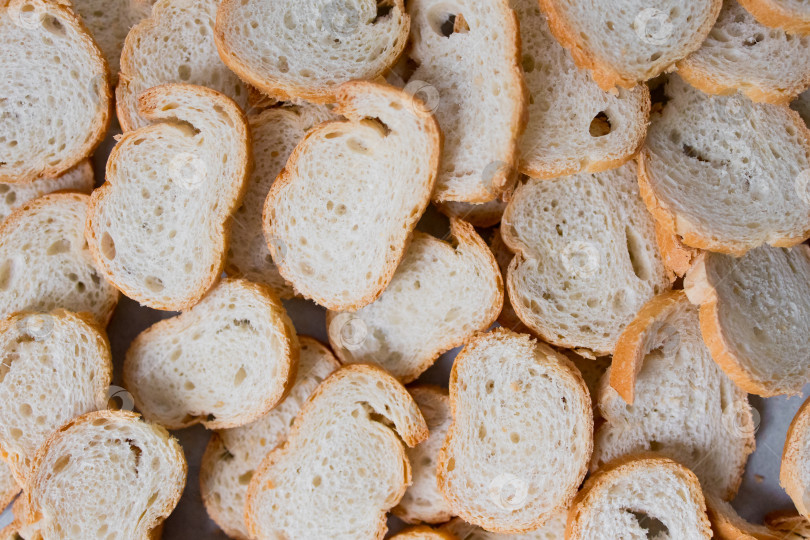 Скачать Нарезанный французский багет, вид сверху. Текстура и рисунок хлеба фотосток Ozero