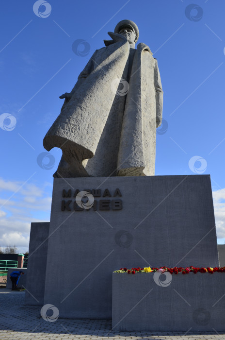 Скачать Город Киров. Памятник Дважды Герою Советского Союза маршалу Советского Союза Ивану Коневу фотосток Ozero