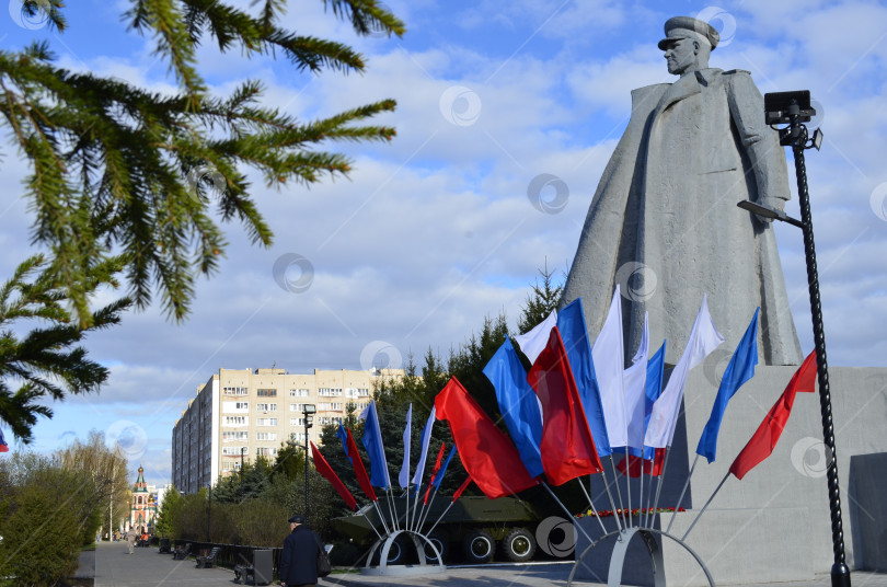 Скачать В парке памятника Дважды Герою Советского Союза маршалу Советского Союза Ивану Коневу фотосток Ozero