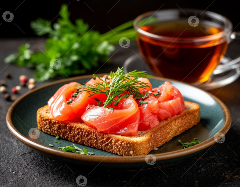 Скачать Тост с фарелем из красной рыбы, зеленью и чашкой чая. Создано с помощью искусственного интеллекта фотосток Ozero