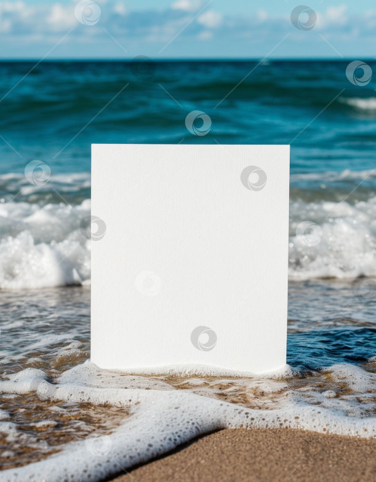 Скачать Белый пустой макет открытки на морском пляже. AI. фотосток Ozero
