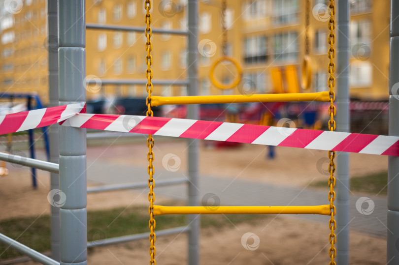 Скачать из-за коронавируса Covid-19 в городе введен режим самоизоляции, закрыты все детские площадки фотосток Ozero