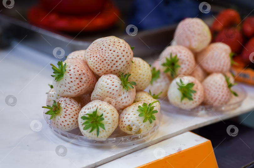 Скачать Свежая белая клубника выставлена на местном рынке в Шанхае. фотосток Ozero