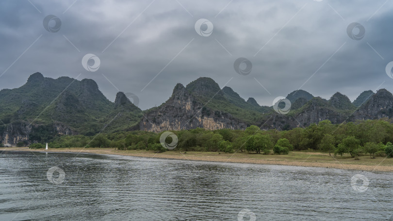 Скачать Живописная спокойная река. Рябь на поверхности воды. фотосток Ozero