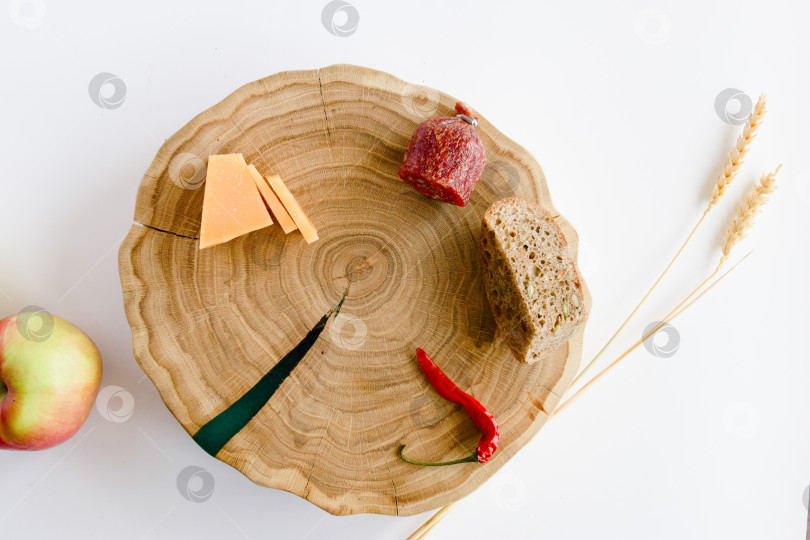 Скачать натюрморт с яблоками и другими продуктами, а также колосьями пшеницы на дубовой подставке фотосток Ozero