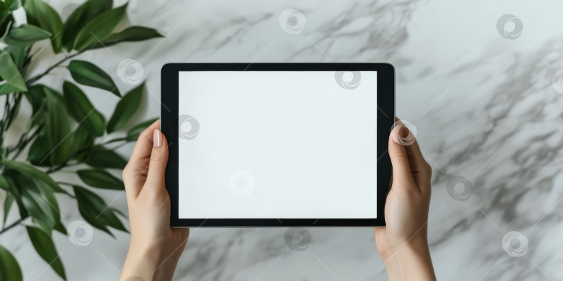 Скачать Руки, держащие современный планшет на мраморном фоне для технологических и дизайнерских проектов фотосток Ozero