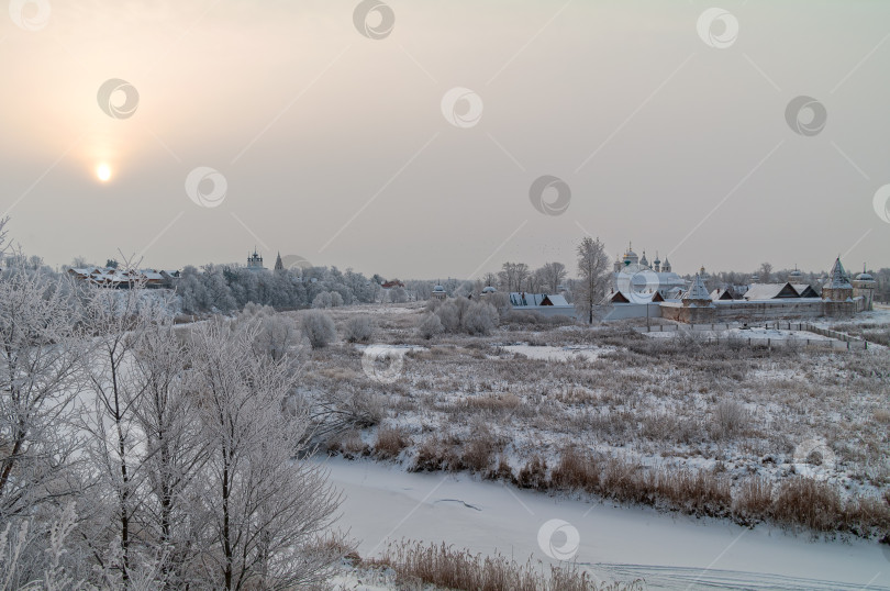 Скачать Вид на православный монастырь с высокого берега реки. фотосток Ozero