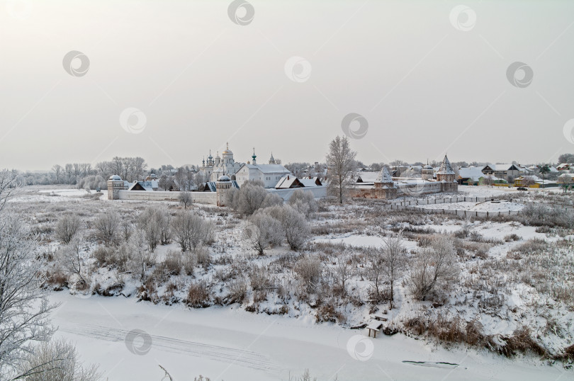 Скачать Вид на православный монастырь с высокого берега реки. фотосток Ozero