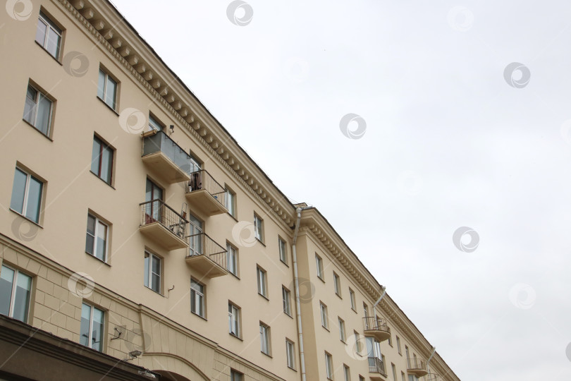Скачать Красивый балкон в здании с прекрасными арочными окнами фотосток Ozero