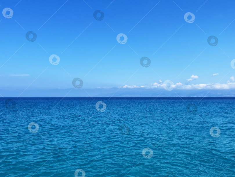 Скачать Спокойный вид на Средиземное море и горизонт острова Кипр идеально подходит для путешествий и проектов по дизайну природы фотосток Ozero