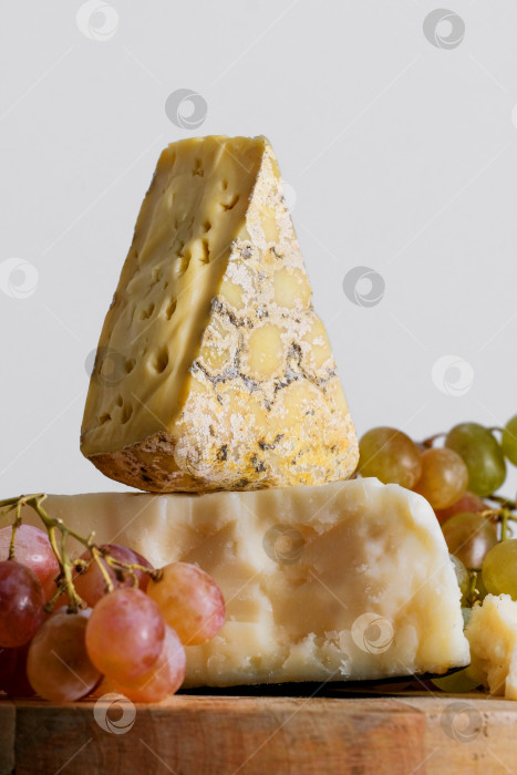 Скачать Сырное ассорти с мягкими и голубыми сырами, подается с виноградом фотосток Ozero
