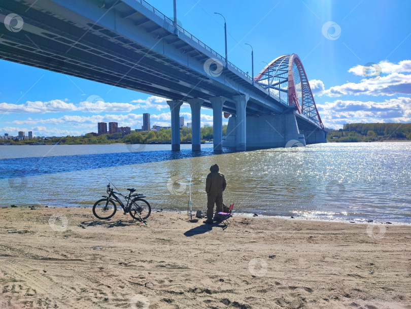 Скачать Рыбак под Бугринским мостом. фотосток Ozero