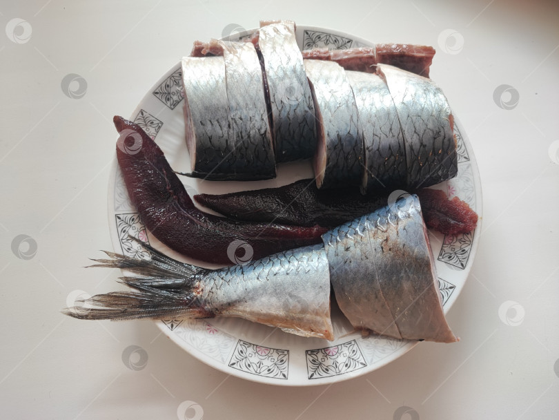Скачать Сельд кусочками на тарелке. фотосток Ozero